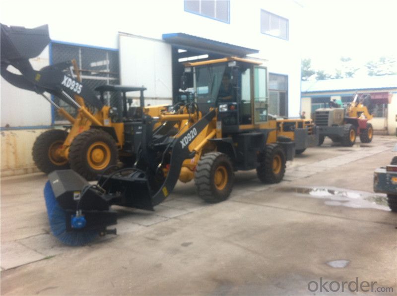 XD920G Wheel Loader with Sweeper Attachment