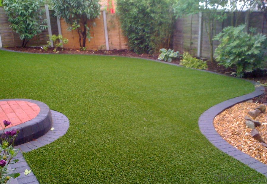 Outdoor Putting Greens for Children and Dogs