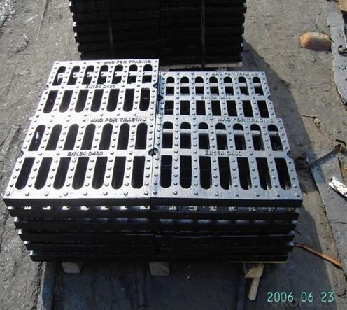 Vented Ductile Iron Hinged Manhole Cover C250