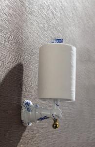 Hardware House Bathroom Accessories Blue And White  Porcelain Series Roll Holder