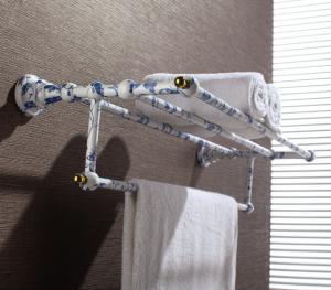 Hardware House Bathroom Accessories Blue And White  Porcelain Series Bathroom Shelf With Towel Bar