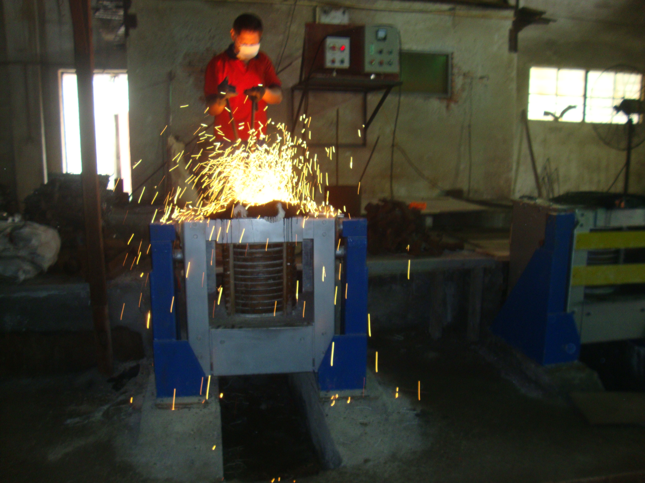 Steel sheel with double crucible induction melting furnace