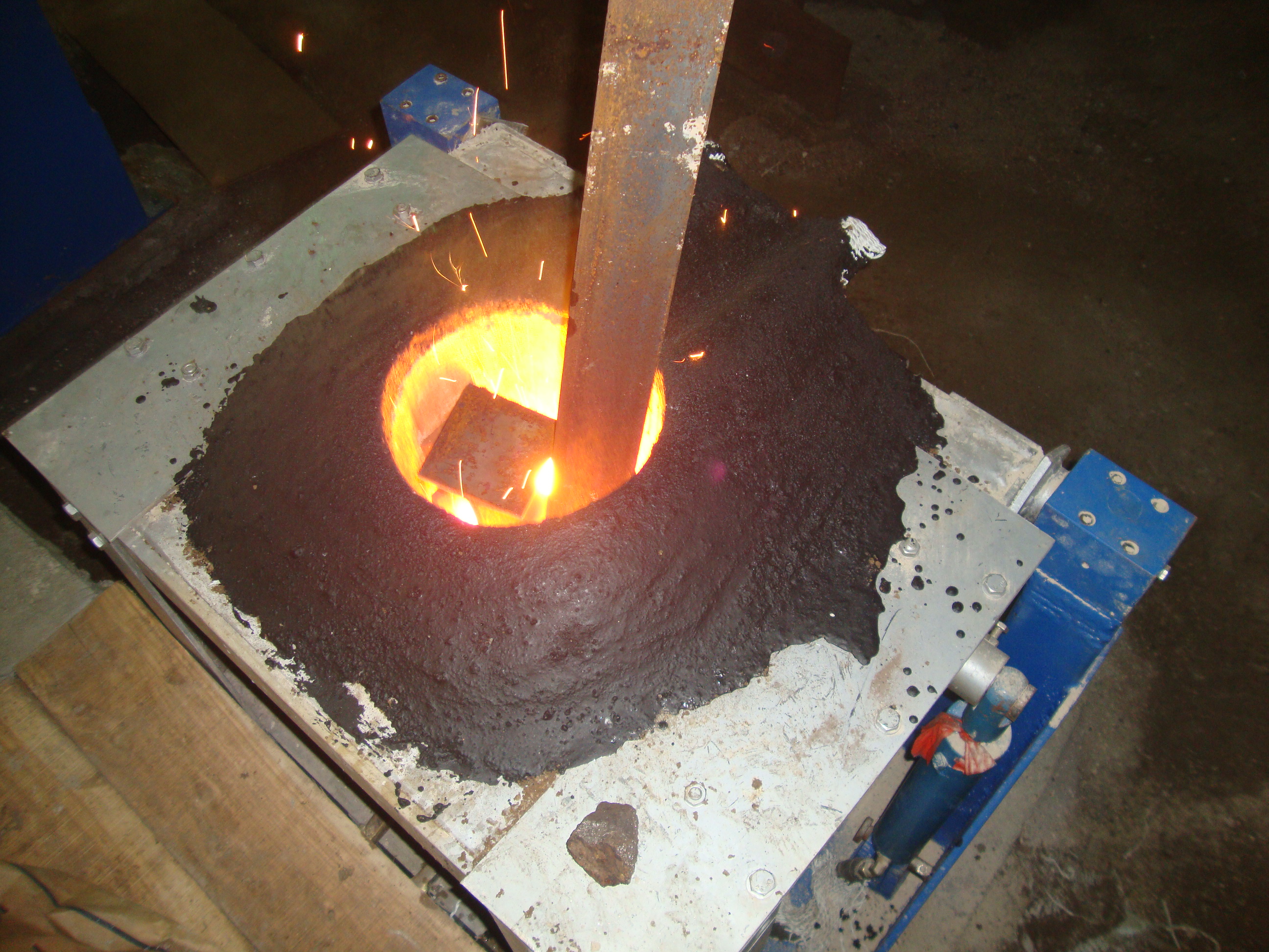 Steel sheel with double crucible induction melting furnace