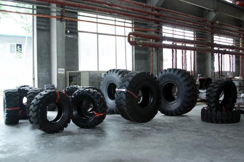 Superior Quality Skid Steer Tyre/Tire System 1