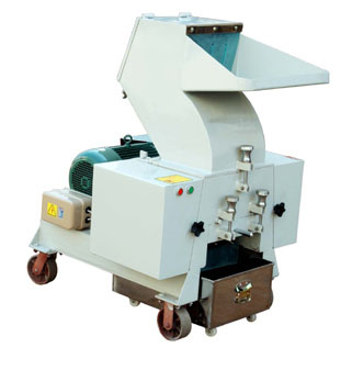 Low speed recycled plastic crusher