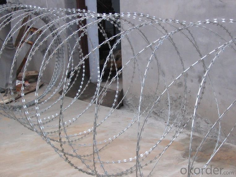 Hot-dipped Galvanized Barbed Wire with Good Quality and Factory Price
