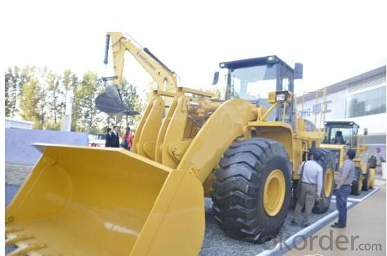 Wheel loader with bucket capacity  of 2.7m3 model number CLG842